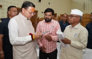 मुख्यमंत्री धामी ने प्रदेश के विभिन्न जनपदों से आए लोगों की समस्याओं को सुना